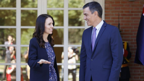 El presidente del Gobierno, Pedro Sánchez, y la primera ministra de Nueva Zelanda, Jacinda Ardern, en el Palacio de la Moncloa.