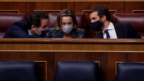 16/12/2020.- EL líder del PP, Pablo Casado (d), la portavoz, Cuca Gamarra y el secretario general, Teodoro García Egea, durante el pleno del Congreso ante el que presidente del Gobierno, Pedro Sánchez, comparece este miércoles a petición propia para 