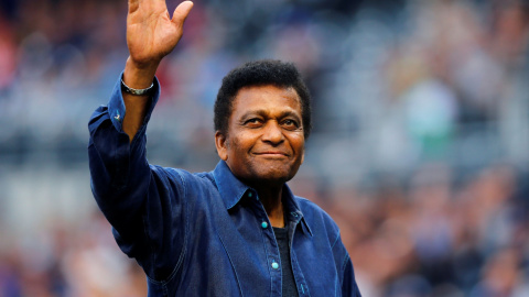 13/12/2020. El cantante de country Charlie Pride saluda a los aficionados en un evento de béisbol en San Diego. - Reuters