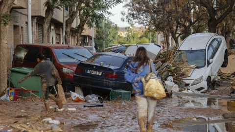 Vista de una calle afectada en Paiporta (València), tras las fuertes lluvias causadas por la DANA.