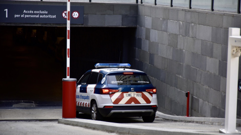 Un coche de los Mossos d’Esquadra entra en la Ciutat de la Justicia de Barcelona, a 8 de agosto de 2024, en Barcelona, Catalunya.