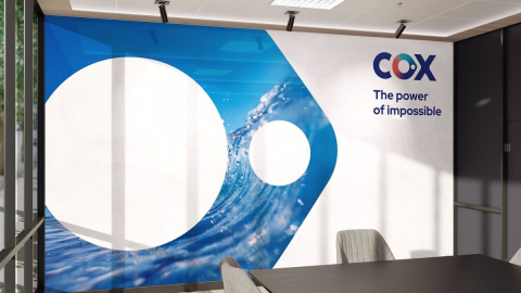 El logo de Cox en sus oficinas.