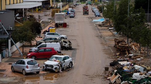 Varios vehículos destrozados tras el paso de la DANA.