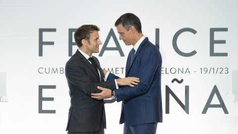 El presidente de Francia, Emmanuel Macron (i) y el presidente del Gobierno, Pedro Sánchez (d), se abrazan tras la firma de un Tratado de Amistad entre sus respectivos países, durante la XXVII Cumbre Hispano-Francesa, en el Museo Nacional de Arte de Cata