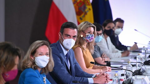 El presidente del Gobierno, Pedro Sánchez, acompañado de las vicepresidentas Nadia Calviño, Yolanda Díaz y Teresa Ribera y la ministra de Asuntos Exteriores, Arancha González Laya, entre otros, durante la XIII cumbre hispano-polaca en la localidad ma