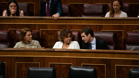 27/07/2018.- La exdiputada del PP María Dolores de Cospedal y el presidente del partido, Pablo Casado, durante una votación en el Congreso en julio de 2018. Óscar Del Pozo / Europa Press