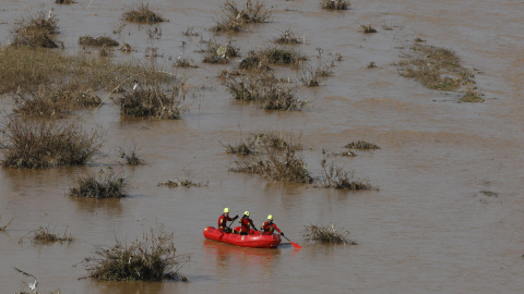 Miembros de la UME y de los bomberos trabajan en la búsqueda de víctimas mortales a causa de las inundaciones de la Dana en el cauce del río Turia en València, a 5 de noviembre de 2024.