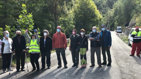 Vecinos del municipio de Seira reunidos en uno de los accesos a la colonia.