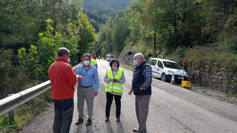 Vecinos del municipio de Seira reunidos en uno de los accesos a la colonia. — CEDIDA