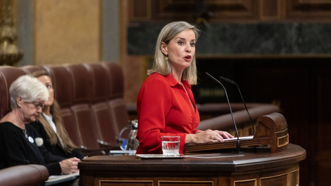 La diputada de Sumar y nueva portavoz Verónica Martínez interviene durante una sesión plenaria, en el Congreso de los Diputados, a 8 de octubre de 2024.