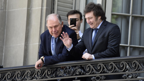 El presidente de Argentina Javier Milei (d) junto a Gerardo Werthein, saludando desde un balcón del Palacio San Martín en la sede de la Cancillería Argentina, en Buenos Aires (Argentina) en una fotografía de archivo