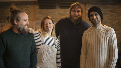 Los integrantes de Morgan posan en el centro de la sala de ensayos donde preparan su concierto del Wizink Center.