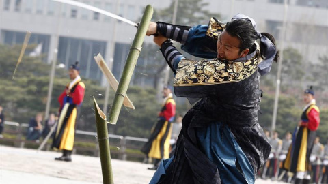 Un efectivo de la Guardia de Honor del Ejército surcoreano demuestra sus habilidades en el manejo de la espada, según el modo tradicional coreano, en Seúl, Corea del Sur. EFE/Jeon Heon-Kyun