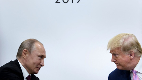 Putin y Trump cara a cara durante la cumbre del G20 en Osaka, a 28 de junio de 2019.