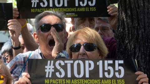 Más de un centenar de simpatizantes independentistas protestan a las puertas de la Diputación de Barcelona, para criticar la desunión del soberanismo y el pacto con "el 155", en alusión al acuerdo entre JxCat y PSC para la presidencia de este organism