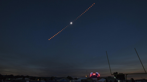 Imagen cedida por la Nasa, que muestra una composición de fotos que muestran la transición del eclipse de sol, desde Madras, Oregon (Estados Unidos): NASA/Aubrey Gemignani