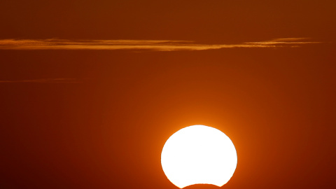 Vista del eclipse de sol parcial desde la montaña Puerto del Viento, en Ronda (Málaga). REUTERS/Jon Nazca