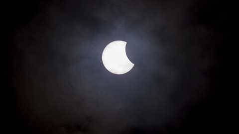 Vista del eclipse solar desde la Universidad Nacional de Ingeniería (UNI), donde la Asociación Nicaragüense de Astrónomos Aficionados (ANASA), y el público en general asistió para observar el eclipse de Sol, que se presentó de forma parcial en Mana