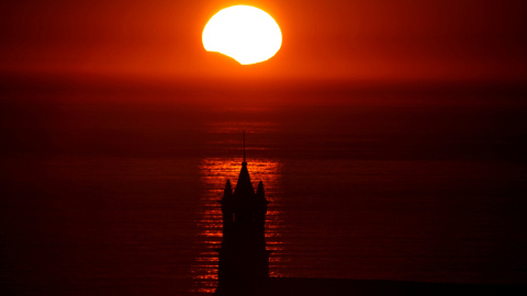 La silueta de la ermita de Saint-The, en la Bretaña francesa, durante el eclipse de Sol. REUTERS/Mal Langsdon