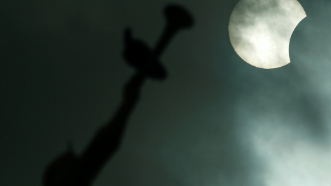 El eclipse de Sol visto junto a la estatua de Anjo Moroni, en la iglesia mormona de la ciudad brasileña de Manaos. REUTERS/Bruno Kelly