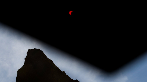 Vista del eclipse solar desde una playa de Chilmark, Massachusetts (Estados Unidos). EFE/JUSTIN LANE