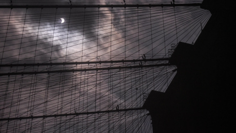 El eclipse de sol visto desde el puente de Brooklyn, en Nueva ork (EEUU). REUTERS/Stephanie Keith