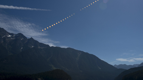 Imagen cedida por la NASA, muestra una composición de fotografías de la trallectoria del eclipse solar desde el Parque nacional de las Cascadas del Norte, en Washington (Estados Unidos). NASA/Bill Ingalls