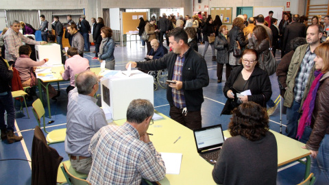 09/11/2014 - Persones votant a Valls en la consulta del 9 de novembre del 2014.