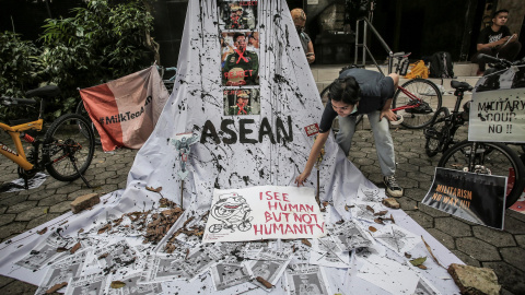 24/04/2021. Una mujer prepara una pancarta con retratos tachados de miembros de la junta militar en protesta contra el golpe de Estado en Myanmar. - Reuters