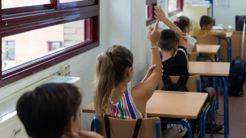 Alumnos del CEIP Escritor Alfonso Grosso (Sevilla) durante el primer día de colegio a 12 de septiembre de 2022