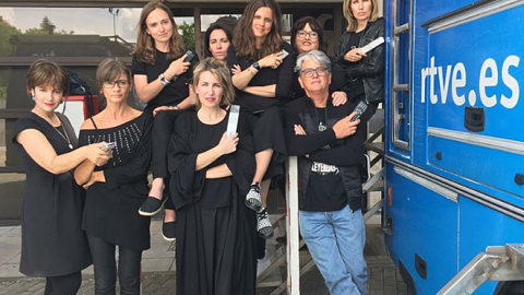 Trabajadoras de RTVE, vestidas de negro en apoyo a la protesta de los 'Viernes negros'. CONSEJO DE INFORMATIVOS DE RTVE