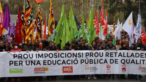 Capçalera de la manifestació dels sindicats de l'educació en el cinquè dia de vaga.