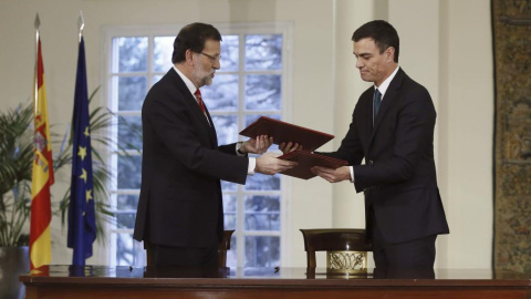 Mariano Rajoy y Pedro Sánchez, en el Palacio de la Moncloa, en la firma del pacto antiyihadista, en febrero de 2015. EFE