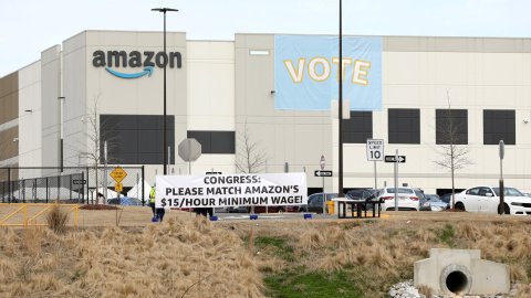 Los trabajadores de la planta de Amazon en Bessemer (Alabama) exigen un aumento de salarios.