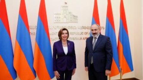 Pelosi condena los "ataques mortales" de Azerbaiyán contra territorio armenio