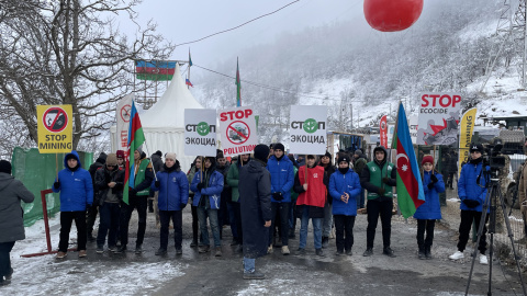 Manifestantes azerbaiyanos mantienen el bloqueo del corredor de Lachin que enlaza Armenia con Nagorno Karabaj.