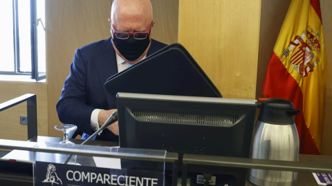 El comisario jubilado José Manuel Villarejo durante su comparecencia ante la comisión parlamentaria Kitchen, que trata de aclarar el presunto uso de fondos reservados para una operación parapolicial de espionaje a Luis Bárcenas, en el Congreso de los 