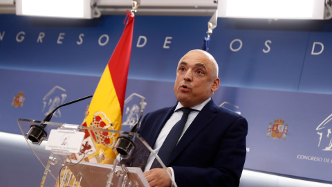 15/12/2020.- El portavoz adjunto del Partido Socialista en la Junta de Portavoces, Rafael Simancas, tras asistir a la reunión de la Junta de Portavoces, este martes, en el Congreso de los Diputados. EFE/Mariscal