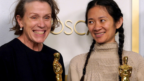 Frances McDormand y Chloe Zhao posan con sus Oscar por 'Nomadland' tras la ceremonia de la Academia de Hollywood este domingo 25 de abril de 2021.