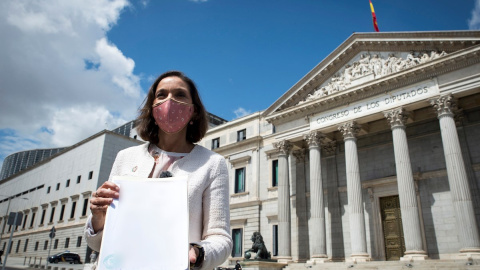 La ministra de Industria y Comercio, Reyes Maroto, muestra la denuncia que ha interpuesto este lunes contra el remitente de la carta con la navaja ensangrentada que ha recibido esta mañana, a su salida del Congreso de los Diputados este lunes. Maroto ha