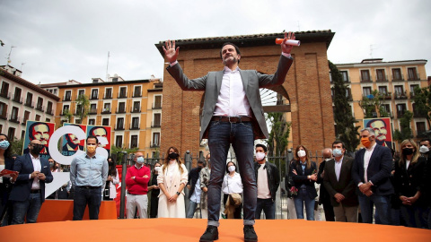 El candidato de Ciudadanos a la Comunidad de Madrid, Edmundo Bal (c), interviene durante un acto de campaña del partido en la Plaza del Dos de Mayo en Madrid este 24 de abril de 2021.