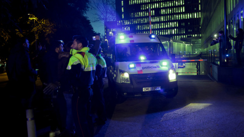 El jugador del FC Barcelona, Dani Alves, sale de los calabozos de la Ciudad de la Justicia hacia la cárcel Brians 1 de Sant Esteve Sesrovires (Barcelona) en un vehículo de los Mossos d'Esquadra, este viernes en la ciudad de Barcelona.