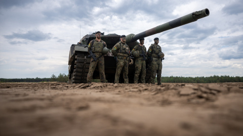 Imagen de archivo de varios soldados junto a un tanque alemán Leopard II en un campamento en Lituania, a 6 de julio de 2022.