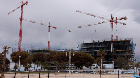 Edificio de viviendas en construcción en Málaga. REUTERS/Jon Nazca