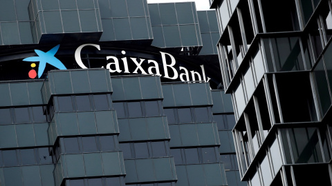 El logo de CaixaBank en lo alto de su sede en Barcelona. REUTERS/Albert Gea