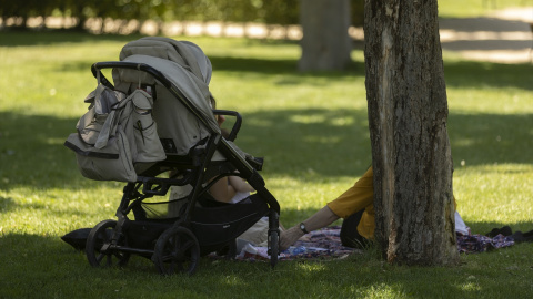 Una familia en el parque de El Retiro, a 4 de julio de 2023, en Madrid.