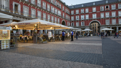 Varias personas en una terraza del centro de Madrid.