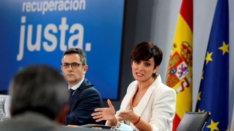 El ministro de la Presidencia, Relaciones con las Cortes y Memoria Democrática, Félix Bolaños y la ministra de Política Territorial y portavoz del Gobierno, Isabel Rodríguez en rueda de prensa tras la reunión del Consejo de Ministros, este martes en