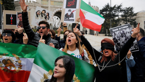 Un grupo de personas se manifiesta en Estambul (Turquía) en apoyo a las protestas contra el régimen en Irán, en una imagen tomada el 10 de diciembre de 2022