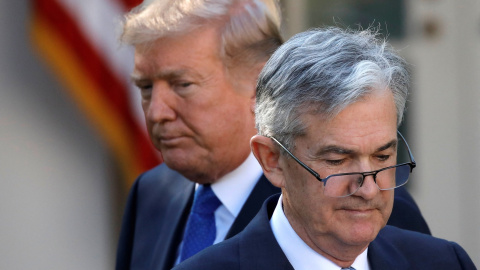 Jerome Powell con Donal Trump, en los jardines de la Casa Blanca, el día de su nominación como presidente de la Reserva Federal, en noviembre de 2017. REUTERS/Carlos Barria